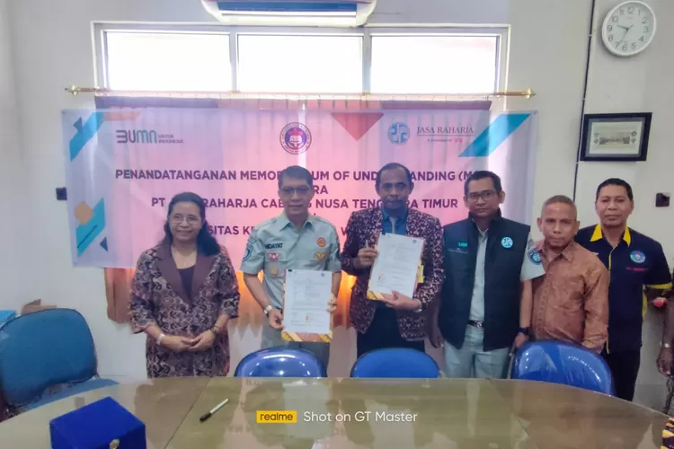 Penandatanganan kerjasama tersebut dilakukan oleh Rektor UKAW Kupang, Ayub Meko dan Kepala PT. Jasa Raharja Cabang NTT, Muhammad Hidayat di Kampus UKAW Kupang, Sabtu (4/3/2023). (Martianus YK Radha)